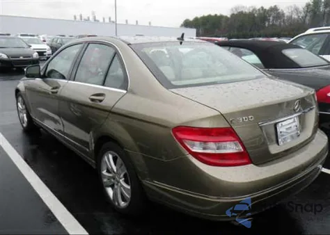 2009 Mercedes-Benz C300 z USA, uszkodzony, nr VIN WDDGF54X69F238761